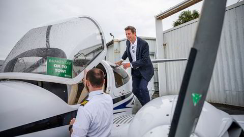 Flygründer Bjørn Tore Larsen (til høyre) forbereder oppstart for Norse Atlantic Airways, og har nylig ansatt en ansvarlig leder for driftstillatelsen til selskapet som frem til nå har hatt ansvar hos Luftfartstilsynet med å utstede samme tillatelser. Her er Larsen med en annen pilotkollega i Florida i juni i år.