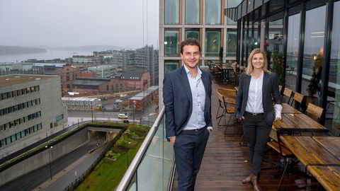 – Det er ikke utenkelig at 1000 arbeidsplasser vil kunne komme til i det bygget, sier Ferd-sjef Morten Borge, her sammen med Camilla Krogh, den nye sjefen i Ferd Eiendom. I bakgrunnen ser man den trekantformede tomten ved siden av det nye Nasjonalmuseet, for øyeblikket okkupert av brakker.