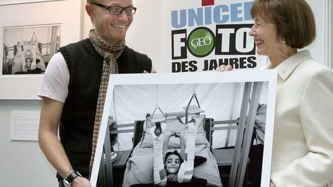 Fotograf Jan Grarup har vært anerkjent over hele verden for sine bilder fra konfliktsoner. Her får han Unicef-prisen i 2006 fra den tyske presidentfruen Eva Luise Köhler.