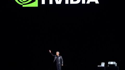 Norge og Europa har få selskaper som Nvidia og andre teknologigiganter. Risikospredningen blir dermed bedre om vi investerer mer av Oljefondet i USA, ifølge skribentene. Bildet: Nvidias grunnlegger og leder Jensen Huang.