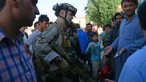 En norsk spesialstyrkesoldat snakker med lokalbefolkningen i Kabul i Afghanistan i 2013. Deltagelse i internasjonale operasjoner kan ikke forklare at det norske forsvaret er blitt dramatisk mindre.