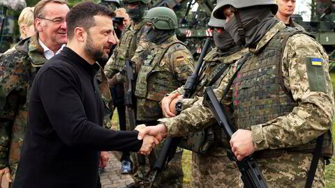 Ukrainas president Volodymyr Zelenskyj møter soldater på et militært treningssted.