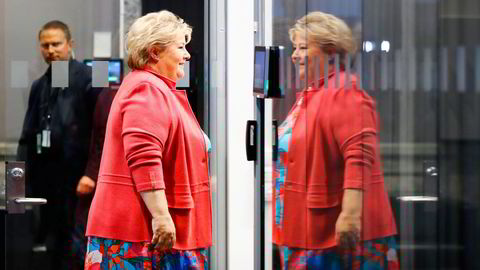 Statsminister Erna Solberg på vei inn til pressekonferanse for å legge frem gjenåpningsplan for Norge.