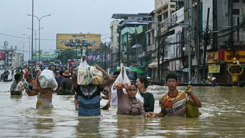 Hvis Norge og petrostatene i Gulfen gikk med på en frivillig avgift på tre prosent på sine oljeeksportinntekter ville det innbringe 25 milliarder dollar til finansiering av klimatiltak i fattige land, ifølge Gordon Brown. Bildet: Flom i Bago i Myanmar i oktober i år.
