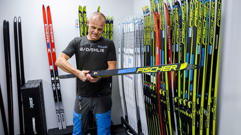 Når andre for lengst har satt skiene i boden på slutten av sesongen, starter Aslak Berglund plukkingen av ski allerede i juni hos fabrikker og importører. Her står spesialtilpassede ski fra mange ulike produsenter klare til henting.