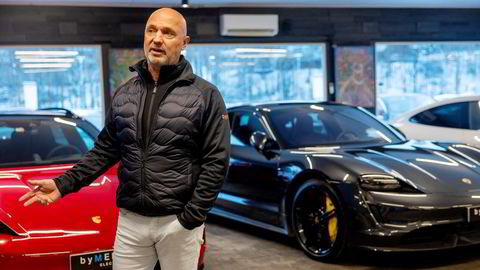 – Har nettopp solgt en Porsche Taycan-modell til 840.000 kroner som knapt hadde gått 1000 kilometer, sier Olav Medhus, daglig leder og medeier i ByMedhus.