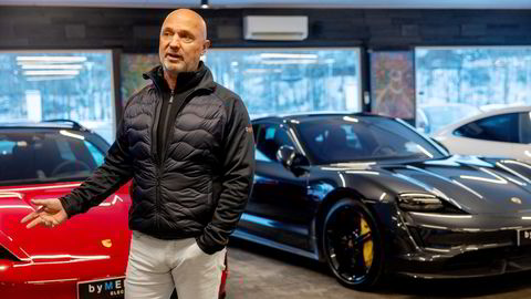 – Har nettopp solgt en Porsche Taycan-modell til 840.000 kroner som knapt hadde gått 1000 kilometer, sier Olav Medhus, daglig leder og medeier i ByMedhus.
