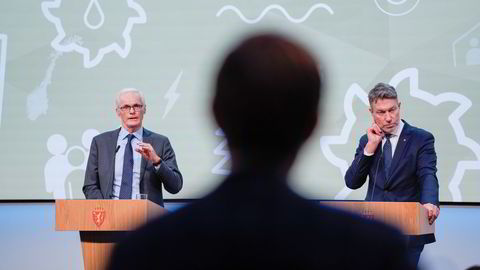 Energikommisjonens leder Lars Sørgard (til venstre) overleverte rapporten «Mer av alt – raskere» til energiminister Terje Lien Aasland (Ap) før nøyaktig ett år siden.