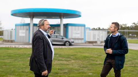 Hynion-sjef Ulf Hafseld venter på de siste godkjennelsene før personbiler nok en gang kan fylle hydrogen på pumpen i utkanten av Herøya industripark. Til høyre skimtes rørgaten hvor Sindre Utne og Hydrogenpro forsyner stasjonen med kortreist hydrogen.