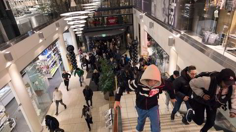 Man bør analysere hvilke varer som er mest prisfølsomme og som gir flere kunder, skriver artikkelforfatterne. Bildet er fra Sandvika Storsenter klokken syv en Black Friday.