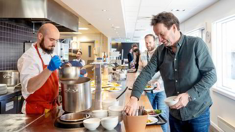 – Jeg er strålende fornøyd med maten, sier Claus Frimann Clasen til høyre. Til venstre serverer kokk Ivar Haga i Lokal Servering suppe til Clasen.