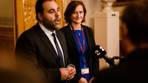 Stortingspresident Masud Gharahkhani (Ap) og Stortingets direktør Marianne Andreassen hadde sitt første møte fredag ettermiddag. Pendlerbolig-rotet lå på bordet.