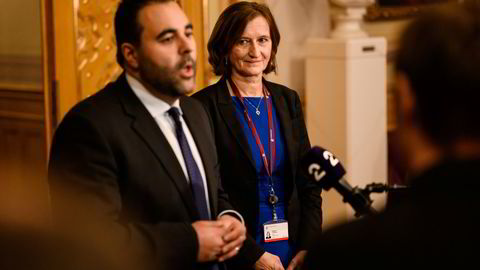 Stortingspresident Masud Gharahkhani (Ap) og Stortingets direktør Marianne Andreassen hadde sitt første møte fredag ettermiddag. Pendlerbolig-rotet lå på bordet.