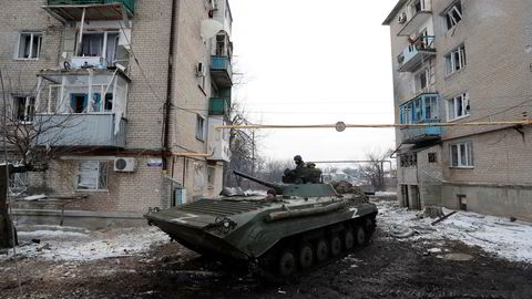 Pro-russiske styrker med en Z tegnet på sin stridsvogn inntar et boligområde i byen Volnovakha.