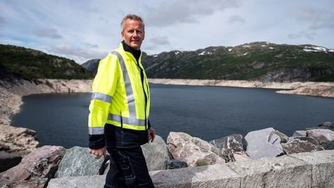 – Dagens produksjon er allerede ned mot minimumsnivå, sier Anders Gaudestad, Konserndirektør Kraftforvaltning i Agder Energi – her ved Vatnedalsdammen.