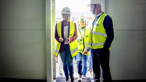 Peggy Følsvik (fra venstre), Lars Christian Bacher, sjef for Morrow, og NHO-sjef Ole Erik Almlid besøker byggeplassen for Morrow sin nye batterifabrikk i Arendal.