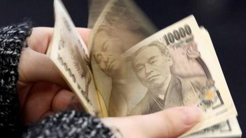 Det har vært et dramatisk døgn på det japanske finansmarkedet og markedsobservatører venter spent på fortsettelsen. Den japanske valutaen har styrket seg mot amerikanske dollar.