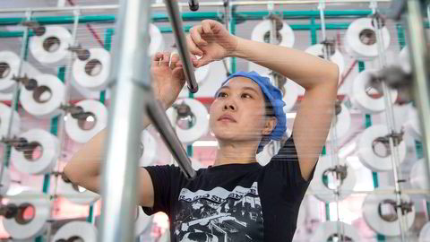 Det er vanligvis høysesong for kinesiske fabrikker på denne årstiden for å få produkter til vestlige markeder før julesesongen. I år er det svært rolig. Her fra en tekstilfabrikk i Haian i Jiangsu-provinsen.