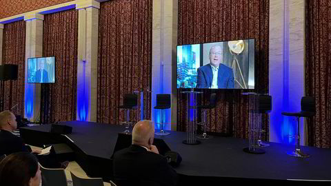 En av de mektigste skikkelsene i global finans, Blackrock-sjef Larry Fink snakker til Oslo Energy Forum. Yara-sjef Svein Tore Holsæther og Equinor-sjef Anders Opedal sitter lydhøre på første rad.