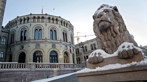 Pensjonsreformen ble innført i 2011 av et stort flertall på Stortinget. Den gjelder primært de født etter 1963 og delvis de født mellom 1953–1962, skriver artikkelforfatteren.