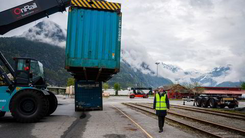 Henning Aandal har startet opp godstog-selskapet Onrail som har fått godstog tilbake på Raumabanen. Det fjerner cirka 10.000 trailere fra veiene på ett år