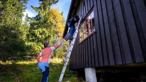 Sigfred og Martine Nomell Havdahl har lenge ønsket å kjøpe seg hytte på fjellet. På visning i Hamregrenda hyttefelt i Eggedal går de grundig gjennom hytta.