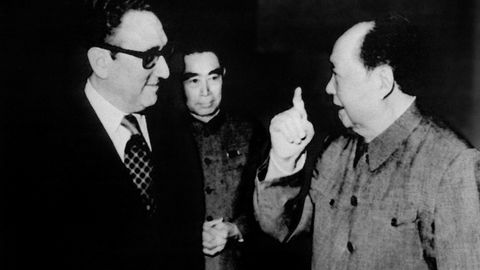 Henry Kissinger sammen med den kinesiske lederen Mao Zedong og statsminister Zho Enlai på møte i Beijing i 1973.