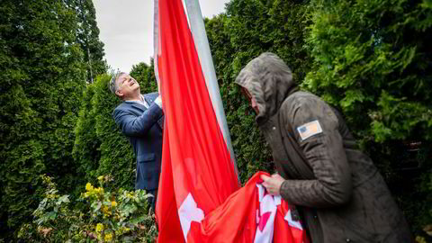 Norwegian-sjef Jacob Schram (bak) heiste onsdag selskapets flagg på hovedkontoret til ære for pressen og for å markere at selskapet antagelig har overlevd korona.