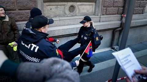 Politiet bærer vekk aksjonister som aksjoner mot vindturbinene på Fosen.