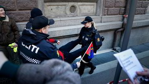 Politiet bærer vekk aksjonister som aksjoner mot vindturbinene på Fosen.