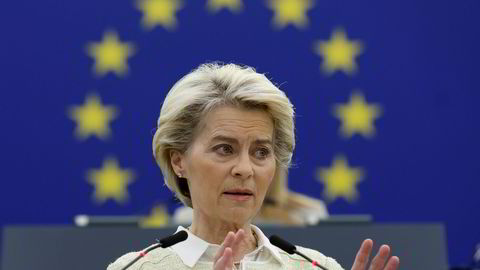 Europakommisjonens president Ursula von der Leyen i Europaparlamentet. Mandag la kommisjonen frem nye økonomiske prognoser med et kraftig nedjustert vekstanslag for året.