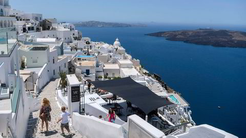 Turistindustrien har fortsatt et tynt håp om aktivitet til sommeren, som her på den greske øyen Santorini. Men det blir ikke med reiseselskapet Solia, som nå er konkurs.