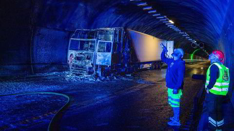 En semitrailer tok fyr og brant opp cirka 50 meter fra utgangen av Oslofjordtunnelen i august i fjor i retning Drøbak