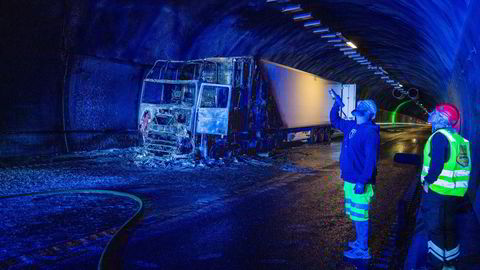 En semitrailer tok fyr og brant opp cirka 50 meter fra utgangen av Oslofjordtunnelen i august i fjor i retning Drøbak