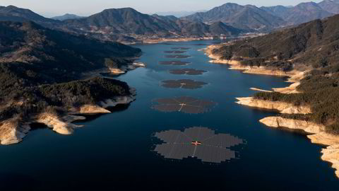 Aker Horizons at det har solgt alle sin aksjer i Rec Silicon til det sørkoreanske solselskapet Hanwha. Her fra demningen Hapcheon i Sør-Korea, der Hanhwa har flytende solpaneler.