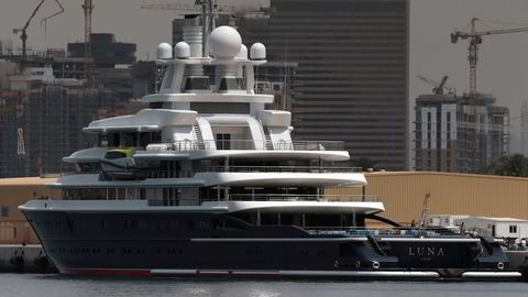 Superyachten Luna til over tre milliarder kroner er blant eiendelene til oligarken Farkhad Ahmedov, her ved havn i Dubai. Ekskonen gjør krav på båten, som opprinnelig ble bygget for Chelsea-eier Roman Abramovitsj.