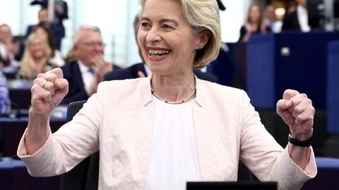 Ursula von der Leyen feirer etter å ha fått støtte fra Europaparlamentet for fem nye år som EU-president.