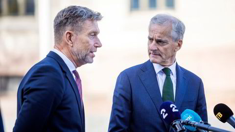 Statsminister Jonas Gahr Støre (til høyre) og olje- og energiminister Terje Aasland kan konstatere at en midlertidig ordning som ble iverksatt i fjor høst bidrar til å redusere nettleien til strømkunder i Sør-Norge også i år.