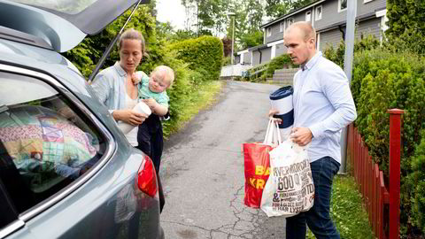 Hanne Kathrine og Tor Espen Stav-Noraas tar bilen ned til Italia, istedenfor å satse på at flyet ikke blir kansellert. Her er de med ni måneder gamle Peder, som snart får selskap av storesøsknene Edvard (5) og Serine (3 1/2) i bilen.