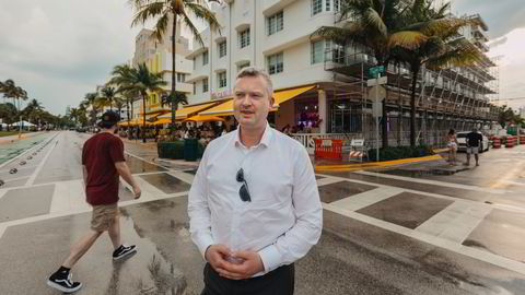 – Man tar som utgangspunkt at aktørene antageligvis hvitvasker penger, eller underslår penger på noe vis. At man er kjeltringer, sier Kjetil Hove Pettersen i Kryptovault. Her står han Ocean Drive på Miami Beach.