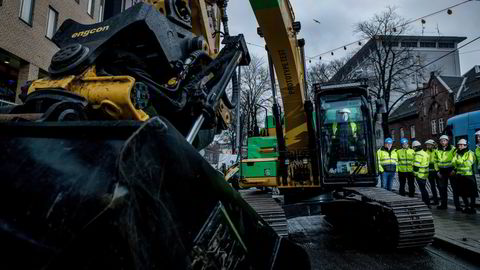 Det offentlige kan stille klimakrav i anbud, slik Oslo har gjort for å få utslippsfrie byggeplasser, skriver Hilde Wisløff Nagel. Bildet: Byråd Lan Marie Nguyen Berg prøvekjører «verdens første elgravemaskin» i Oslo i 2018.