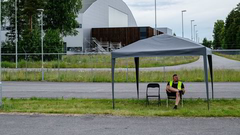 – Det er viktig at vi synliggjør oss, tror jeg, sier flytekniker Kristian Røberg. Nå sitter han streikevakt utenfor Norwegians hangar på Gardemoen.