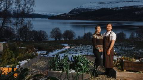 Livsverk. Elise Bratteng Rønning og Marius Martinsen flyttet fra en toroms på Tøyen i Oslo for å starte restaurant med overnatting på en gammel gård med 1400 mål tomt langt mot nord. – Det er ikke som å åpne på Grünerløkka, sier Martinsen.