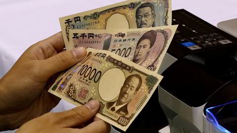 Nye yen-sedler skal introduseres i Japan i 2024. Verdien på den japanske valutaen har styrket seg overraskende det siste døgnet etter et møte mellom sentralbanjsjefen og statsministeren i forkant av et viktig rentemøte den 19. desember.