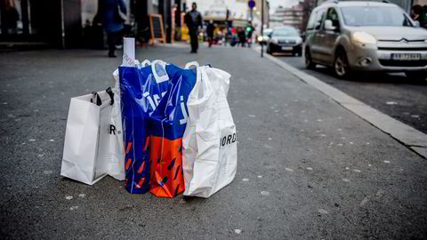 Fornuftige miljø- og klimatiltak gjør gjerne ting dyrere, som betaling for plastposer. Første butikk ut med tiltaket får en konkurranseulempe, så samarbeid må til, skriver Fredrik Ottesen.