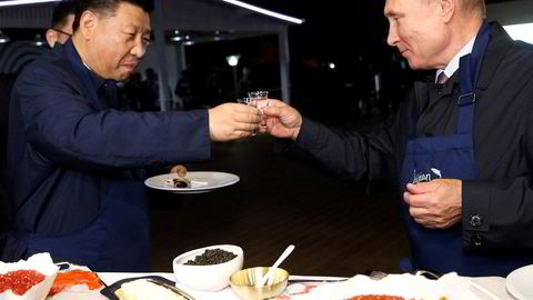 President Xi Jinping skåler med president Vladimir Putin under et møte i 2018. Utviklingen i særlig Russland og Kina har svekket forestillingen om at handel og markedsøkonomi leder til fred og menneskerettigheter. Historien hjelper oss til å forstå disse sammenhengene, skriver artikkelforfatteren.