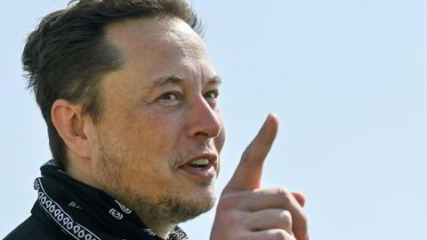 Tesla-gründer Elon Musk lot Twitter-følgerne bestemme om han skal selge ti prosent av aksjene sine i selskapet eller ikke.