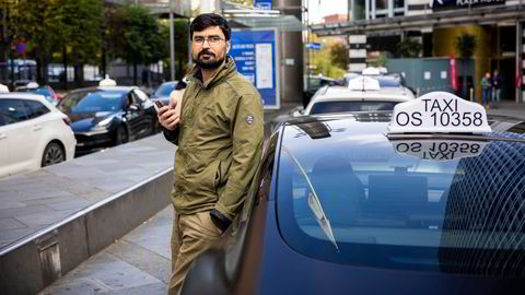 – Hverdagen vår er helt ødelagt, sier drosjeeier Saleh Hammoud Naief som noen dager kun har tre til fire kjøreoppdrag. Her står han bakerst i køen av taxier foran Oslo Plaza hotell.