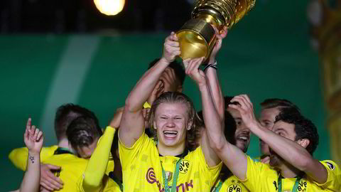 Svak krone gir norske klubber bedre priser når spillere selges – prisene settes i euro eller dollar, skriver artikkelforfatterne. Her feirer norske Erling Braut Haaland seieren i den tyske cupen med laget Dortmund.