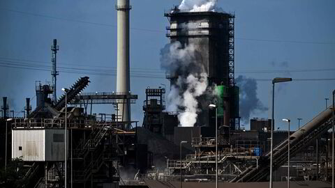 Hydrogenbehovet i europeisk stålindustri vil kreve nær en tredjedel av dagens fornybare kraftproduksjon i EU, ifølge skribentene. Illustrasjonsfoto: Huettenwerke Krupp Mannesmann i Duisburg i Tyskland.